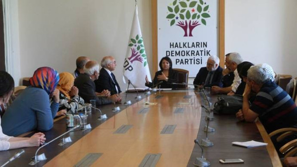 Alıkonulan asker ve polis aileleri Meclis'te: Artık bir çözüm bulunsun - Resim : 1