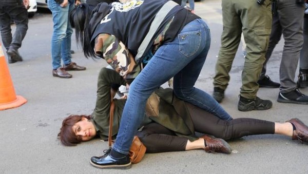 Annelere yönelik polis şiddetini kınayan KESK üyeleri yerlerde sürüklendi - Resim : 1