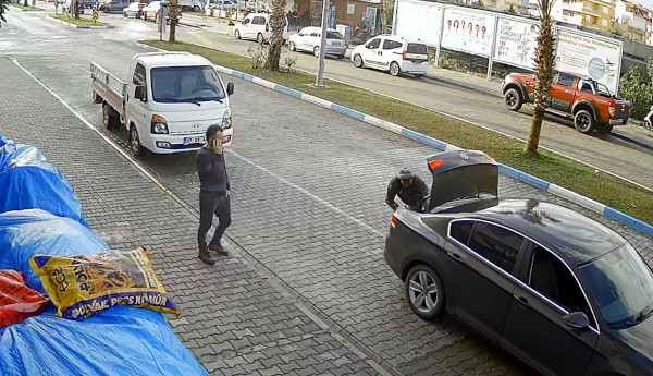 Üzeri kirli işçisini bagajda taşıyan patrona 'şaka gibi' ceza - Resim : 1