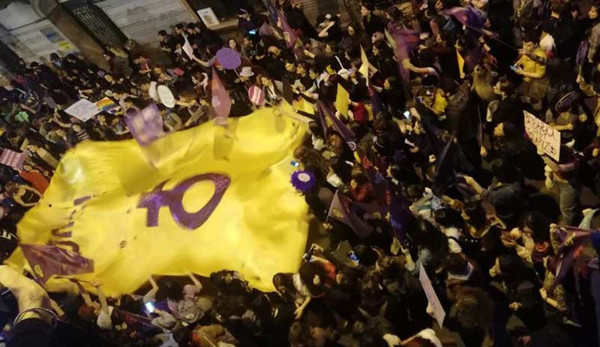 Feminist Gece Yürüşü: Polis saldırdı kadınlar direndi - Resim : 1
