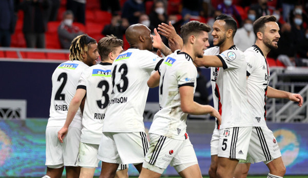 Beşiktaş, Antalyaspor'u Süper Kupa finalinde de devirdi - Resim : 1