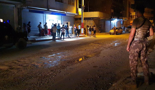 Sokakta yemek yiyen iki gence silahlı saldırı - Resim : 1