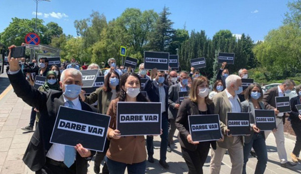 HDP'li vekiller sivil darbeye karşı Güvenpark'a yürüdü: Diz çökmeyeceğiz - Resim : 1