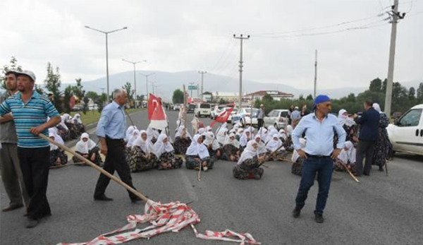 Kadınlar yolu kesti - Resim : 1