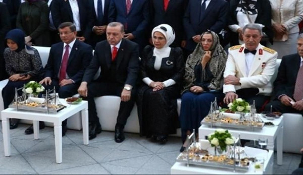 'AYM Başkanı sizce yerde ne arıyor?' - Resim : 1