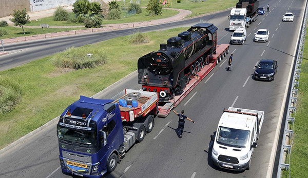 Tarihi lokomotif Antalya'ya TIR üstünde geldi - Resim : 1