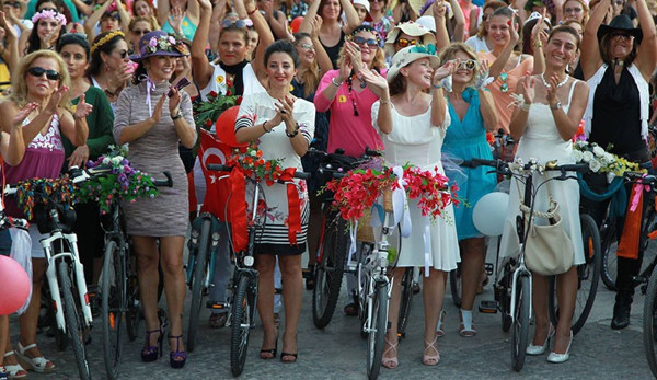 'Süslü Kadınlar', otomobilsiz bir dünya için pedal çevirdi - Resim : 1