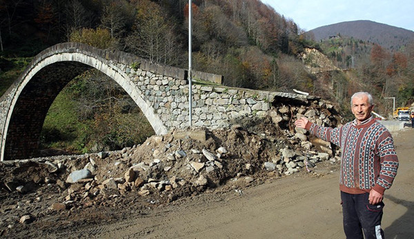 300 yıllık köprüyü bir günde yıktılar - Resim : 1