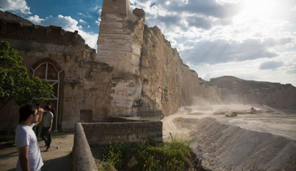 Hasankeyf'in üzerine toprak döktüler - Resim : 2