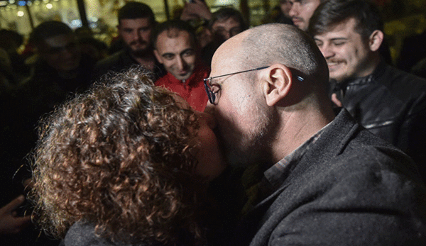 Ahmet Şık ve Murat Sabuncu cezaevinden çıktı - Resim : 1