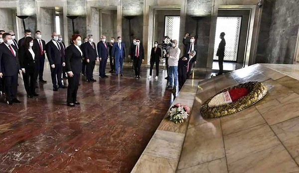 19 Mayıs manzaraları: Meral Akşener Anıtkabir'e çıktı, Kılıçdaroğlu sosyal medyadan seslendi - Resim : 1