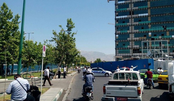 İran Meclisi'ne ve Humeyni'nin mezarına silahlı baskın - Resim : 1