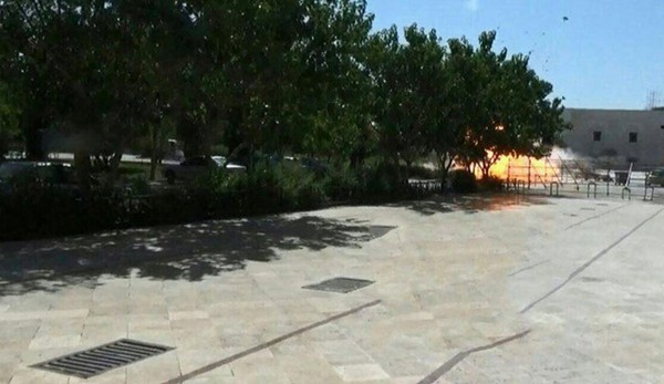 İran Meclisi'ne ve Humeyni'nin mezarına silahlı baskın - Resim : 2