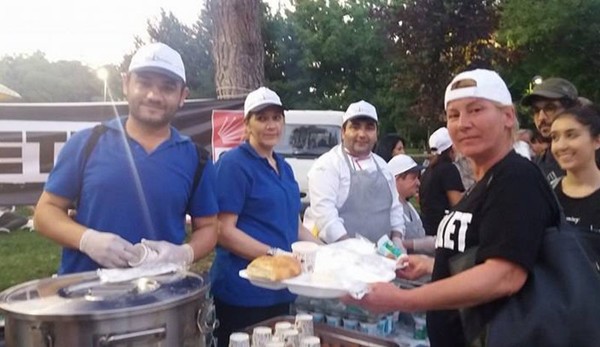 Polis 'Kamu alem birdir bize' pankartını Maçka Parkı'na almadı - Resim : 2