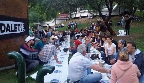 Polis 'Kamu alem birdir bize' pankartını Maçka Parkı'na almadı - Resim : 1