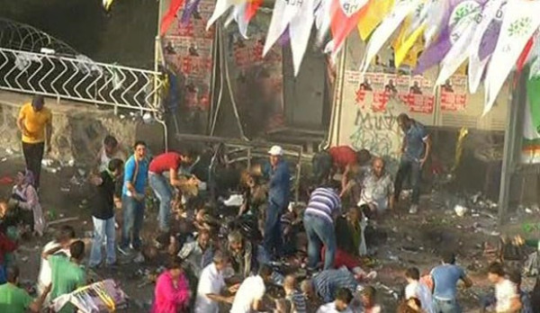 Diyarbakır saldırısında hayatını kaybedenler anıldı - Resim : 1