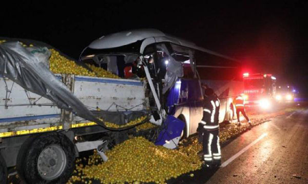 Denizli'de yolcu otobüsü tıra çarptı: 1 ölü, 21 yaralı - Resim : 1