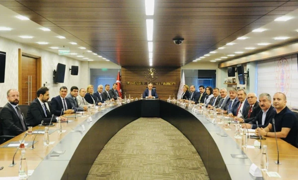 Valiler, AKP'li yöneticilerle birlikte bakanları ziyaret etti - Resim : 2