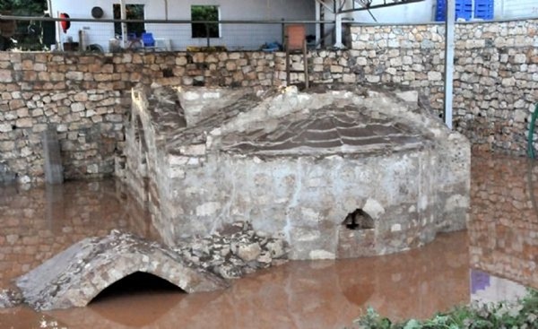 900 yıllık kilisenin figürünü çaldılar - Resim : 1