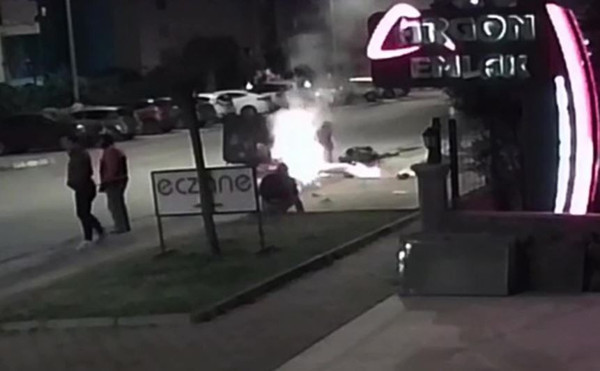 Kağıt toplayan Suriyeli genci dövüp motosikletinin üzerinden kamyonetle geçtiler, ardından ateşe verdiler - Resim : 2