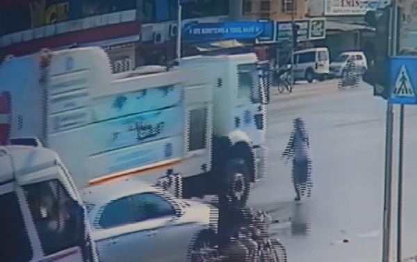 Yaşlı kadın çöp kamyonunun altın kalarak can verdi - Resim : 1