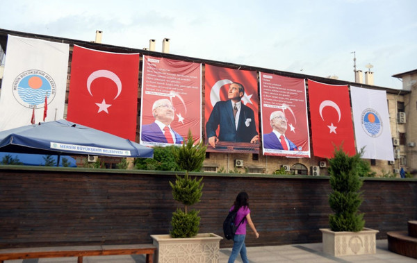Tartışmalı öğrenci andı, belediye binalarına asıldı - Resim : 1