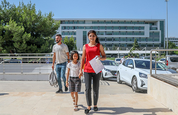 Üniversite sınavına giren Melek İpek, kadınlara seslendi: Ayaklarının üzerinde dursunlar - Resim : 1
