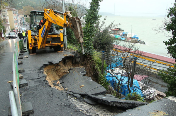 Sarıyer'in yağmurla imtihanı: 5 katlı binanın istinat duvarı çöktü - Resim : 2