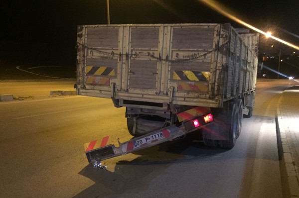 Babasını motosikletten düşürdü, kendisi 2 kilometre ilerideki kamyona çarpıp öldü - Resim : 1