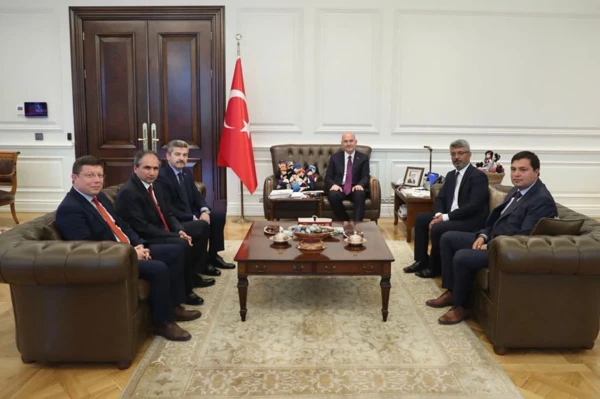 Valiler, AKP'li yöneticilerle birlikte bakanları ziyaret etti - Resim : 1