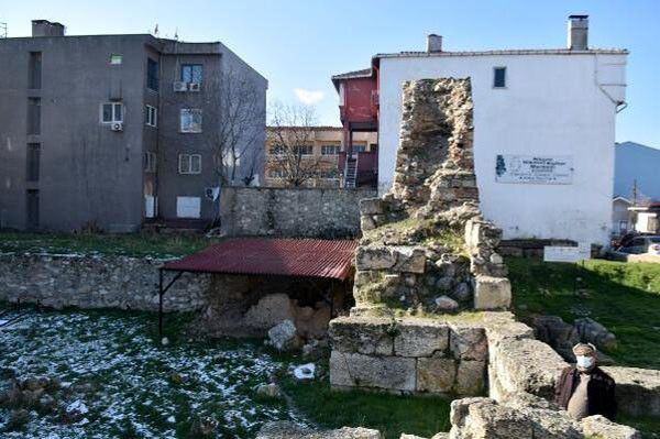 Roma döneminden kalma surlar, bahçe duvarı oldu - Resim : 2