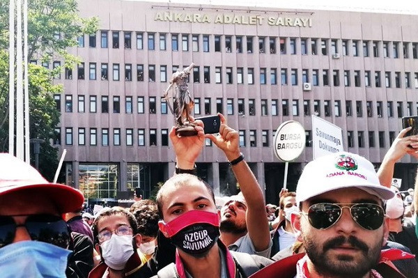 Ankara Adliyesi'nden Meclis'e yürümek isteyen avukatlara müdahale - Resim : 1