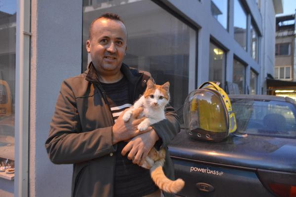 Sahiplendiği sokak kedisini sırt çantasında gezdiriyor - Resim : 1