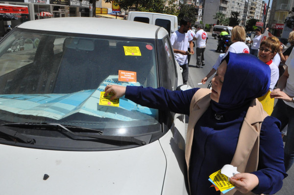 Kaldırımlara park eden araçlara sticker'lı protesto - Resim : 2