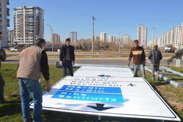 Kürtçe tabelaların sökülmesi Meclis gündeminde - Resim : 1
