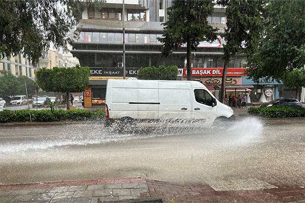 Adana'da sağanak: Sokaklarda su birikti, araçlar mahsur kaldı - Resim: 1