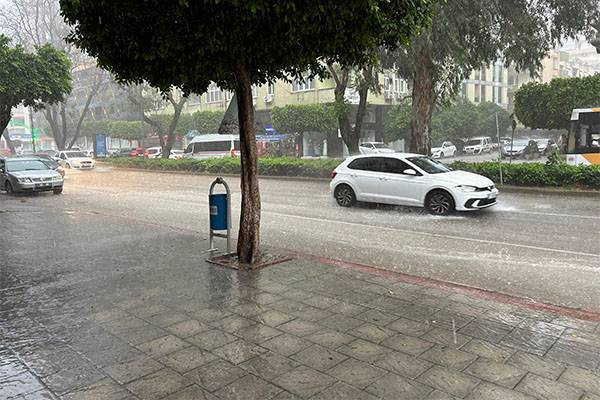 Adana'da sağanak: Sokaklarda su birikti, araçlar mahsur kaldı - Resim: 3