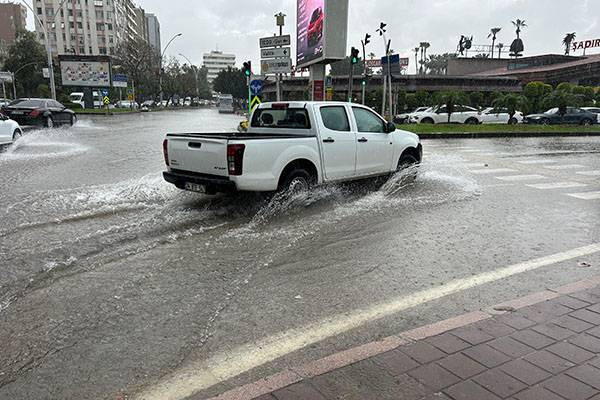 Adana'da sağanak: Sokaklarda su birikti, araçlar mahsur kaldı - Resim: 4