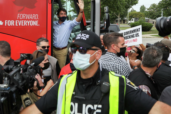 Kanada Başbakanı Trudeau'ya taşlı saldırı - Resim : 1