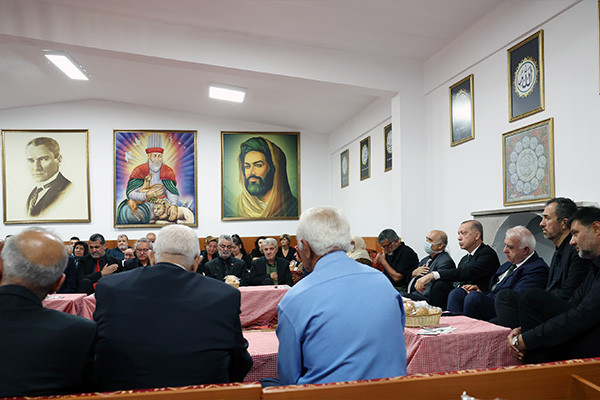 Erdoğan'a göre değiştirdiler iddiası: Ziyaret ettiği cemevinde dikkat çeken değişiklik - Resim : 3