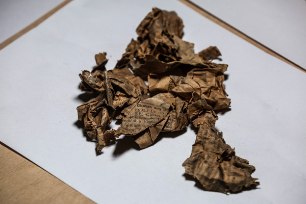 Dolmabahçe Sarayı restorasyonunda yüz yıllık gazete kupürleri bulundu - Resim : 3