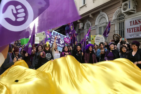 Feminist Gece Yürüşü: Polis saldırdı kadınlar direndi - Resim : 2