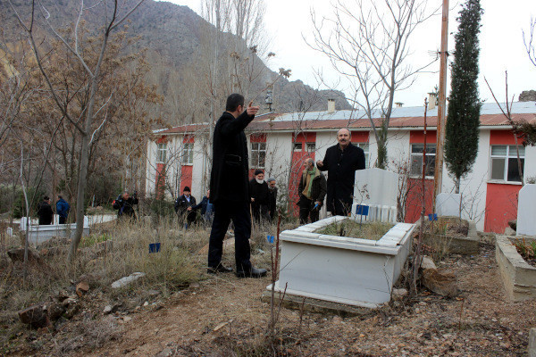 Baraj nedeniyle su altında kalacak Yusufeli'de mezarlar taşınıyor - Resim : 1