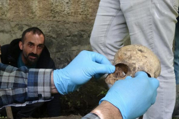 Su için yapılan kazıda, kafatası ve kemik parçaları bulundu - Resim : 3