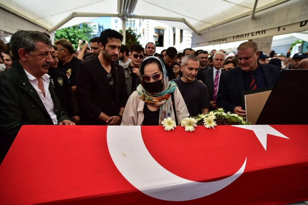 Cüneyt Arkın son yolculuğuna uğurlandı: Dünyayı kurtardı, kendini kurtaramadı - Resim : 1