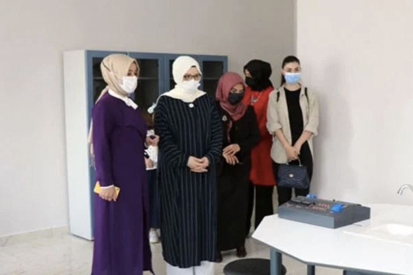 Diyanet içinde ‘hanımefendi’ şeklinde hitap edilen Seher Erbaş'ın çantasını polis taşıyor - Resim : 1
