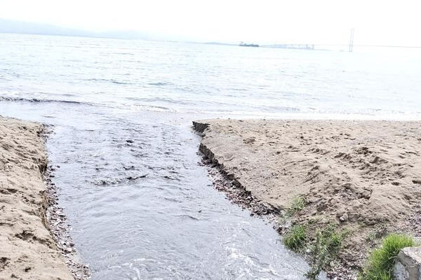 Kömür tozları yağmurla dereye aktı, İzmit Körfezi karardı - Resim : 1