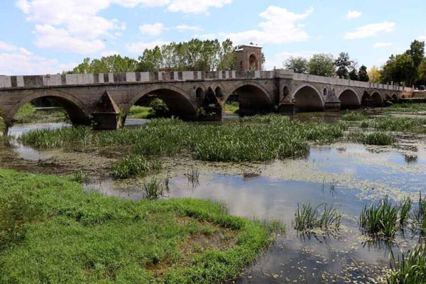 Tunca Nehri'nde debi düştü, yüzeyi çöp ve otlarla kaplandı - Resim : 5