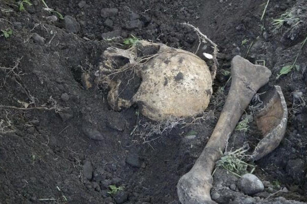 Su için yapılan kazıda, kafatası ve kemik parçaları bulundu - Resim : 1