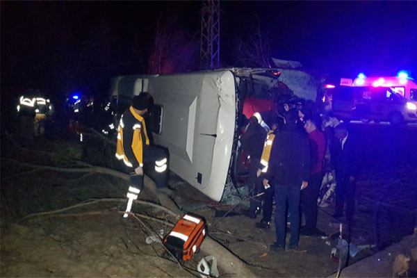 Erzincan'da yolcu otobüsü şarampole devrildi: 2 ölü, 31 yaralı - Resim : 1